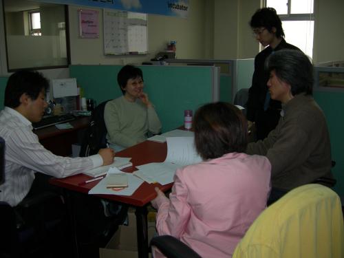 이정수(사진 왼쪽) 씨부터 반시계 방향으로 강윤정 씨, 이혁진 씨, 박진환 실장, 고희숙 씨 ⓒ2006 welfarenews