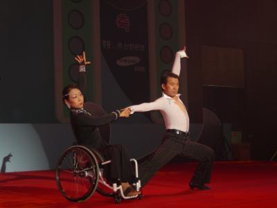 대상을 받은 오연석(지체 1급)씨 외 1명의 휠체어 댄스가 열렬한 호응속에 펼쳐지고 있다. ⓒ2006 welfarenews