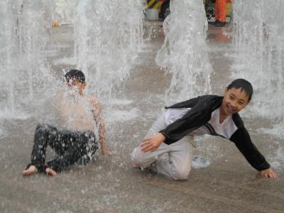 시청광장 분수대의 물줄기를 온몸으로 맞는 아이들의 천진난만함 ⓒ2006 welfarenews