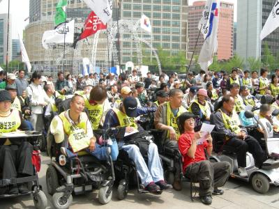 활동보조인 제도화를 요구하는 전장연 회원들의 모습. ⓒ2006 welfarenews