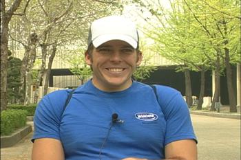 제15회 휠체어마라톤대회 풀코스 우승자 쿠트 펀리(호주)가 환하게 웃으며 인터뷰에 응하고 있다.  ⓒ2006 welfarenews