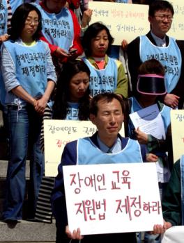 국회 본청 앞에서 피켓 시위를 하는 교육권연대 회원들 ⓒ2006 welfarenews