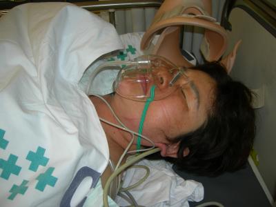 헌재 판결에 비관한 안마사 엄순희 씨가 한강에 투신한 후 병원치료를 받고 있다. ⓒ2006 welfarenews