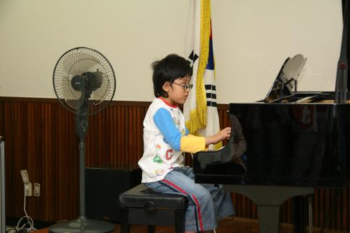 피아노 연주를 하고 있는 한 참가자  사진제공/ 지장협 ⓒ2006 welfarenews