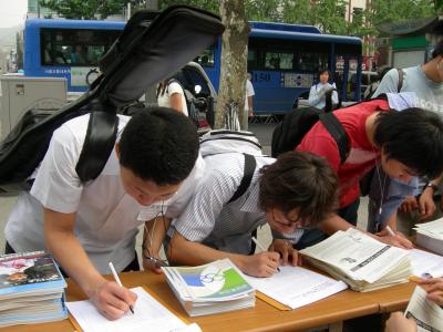 서명을 하고 있는 고등학생들의 모습 ⓒ2006 welfarenews