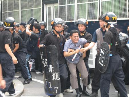 지난 28일 국회 앞에서 의료법개정안 통과를 촉구하기 위한 집회 도중 국회로 무단집입을 시도하다 경찰에 연행돼가고 있는 시각장애 안마사 <사진/진호경 기자> ⓒ2006 welfarenews