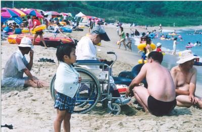 무료해변캠프에 참가한 한 장ㅇ인과 가족의 모습  사진제공/ 서울시 장애인복지과 ⓒ2006 welfarenews