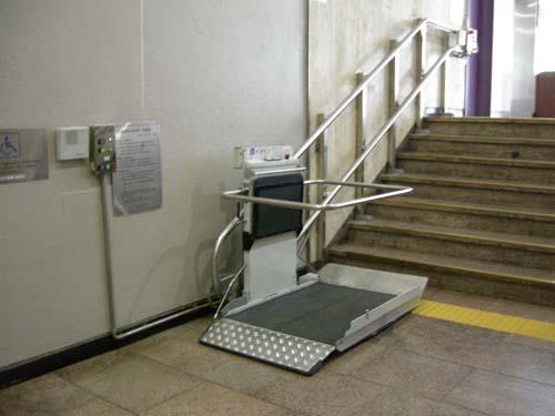 세종문화회관 대극장 북측 입구 계단에 설치된 휠체어리프트 ⓒ2006 welfarenews