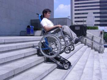 세종문화회관에 비치된 장애인을 위한 이동용 휠체어리프트 ⓒ2006 welfarenews