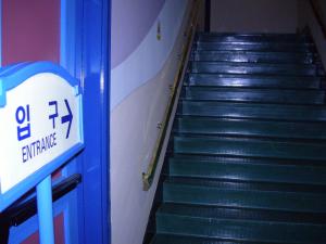 공연장 입구로 들어가는 유일한 곳이다. 엘리베이터가 없는 이곳은 놀이공원 직원이 휠체어를 탄 장애인을 들고 계단을 올라가야 관람석에 도착할 수 있다. ⓒ2006 welfarenews