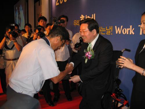 한국장애인고용촉진공단 박은수 이사장이 수상자를 환한 웃음으로 축하해 주고 있다. ⓒ2006 welfarenews