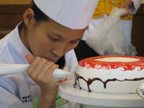 대회에 참여한 한 참가자가 심혈을 기울여 케이크를 만들고 있다. <사진/김성곤 기자> ⓒ2006 welfarenews