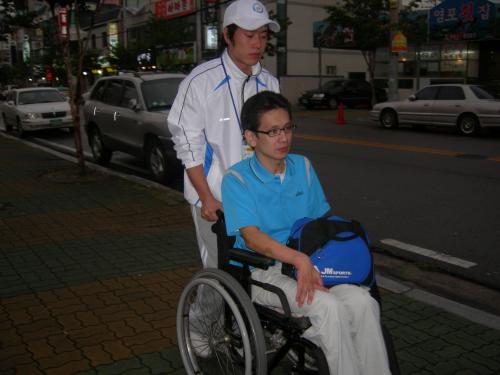 김진수 씨가 식사를 마친 선수의 이동을 돕는 모습 ⓒ2006 welfarenews