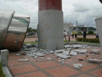 성화대 폭발사고로 경기장 전망대에 떨어진 파편들  ⓒ2006 welfarenews