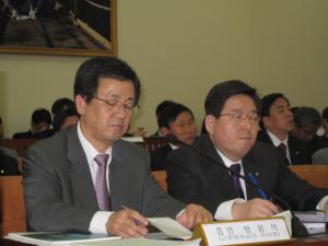 한국장애인고용촉진공단 박은수 이사장(오른쪽)이 입을 굳게 다물고 있다. ⓒ2006 welfarenews