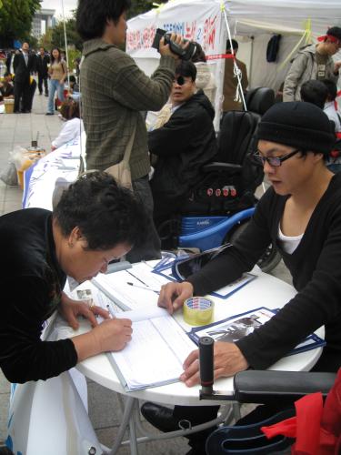 한자연 측이 거리를 오가는 행인들에게 장애인복지법개정 지지 서명을 받고 있다.
<사진/ 김성곤 기자> ⓒ2006 welfarenews
