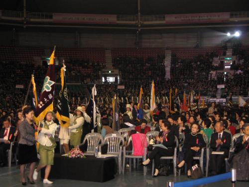 전국여성대회에 참여한 여성단체들이 깃발을 들고 입장하고 있다. ⓒ2006 welfarenews