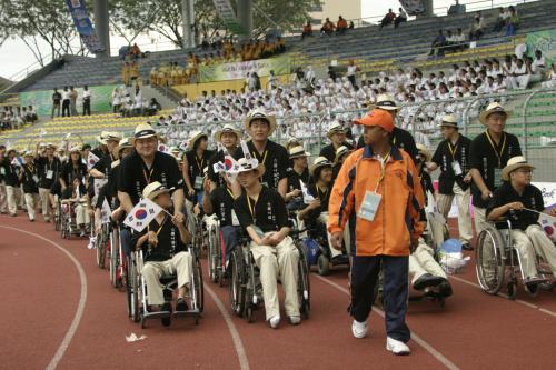 개막식에서 태극기를 흔들며 입장하고 있는 한국선수단. <쿠알라룸푸르/ 공동취재단> ⓒ2006 welfarenews