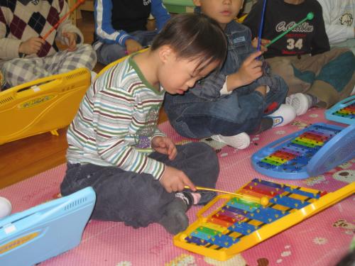 해다미 어린이집에서 비장애아동들과 음악교육을 받고 있는 다운증후군 장애아동. <사진/김성곤 기자> ⓒ2006 welfarenews