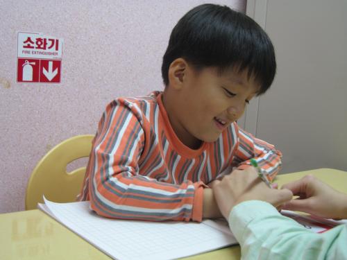 발달장애아동이 1 대 1 개별화 교육을 받고 있다. <사진/김성곤 기자> ⓒ2006 welfarenews