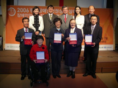 단체사진을 찍는 한국장애인인권상 수장자들과 관계자들. ⓒ2006 welfarenews