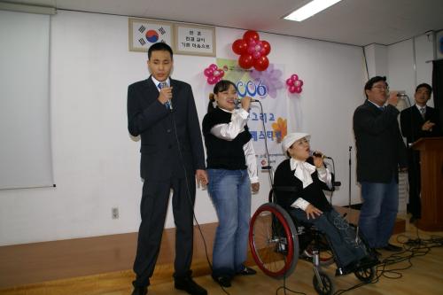 장애인과 봉사자의 한마음으로 노래하는 모습 ⓒ2006 welfarenews