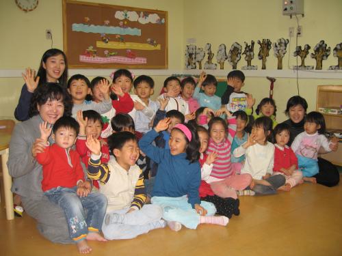 KTi행복한 어린이 집의 원아들과 선생님들이 행복한 표정을 지으며 한자리에 모였다.<사진/ 김성곤 기자> ⓒ2006 welfarenews