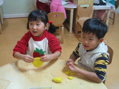 KTi행복한 어린이 집의 두 원아가 다정스럽게 공부하고 있다.<사진/ 김성곤 기자> ⓒ2006 welfarenews