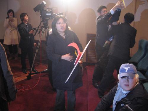 김정하 활동가가 좌중에 시위 경위를 설명하고 있다.  ⓒ2006 welfarenews