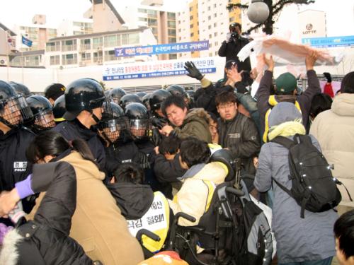 12일 규탄시위에서 단체 회원들과 경찰들이 격렬한 몸싸움을 벌이고 있다. ⓒ2006 welfarenews