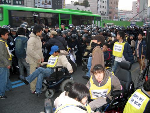 당사 앞 차도 앞에서 경찰과 단체 회원들간 마찰이 이어졌다. ⓒ2006 welfarenews