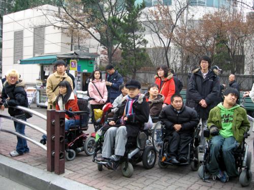하염없이 버스만 기다리고 있는 장애인들 ⓒ2006 welfarenews