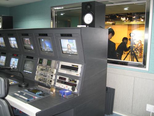 바투의 잘 갖춰진 방송장비 시스템과 스튜디오 안의 전경 <사진/김성곤 기자> ⓒ2006 welfarenews