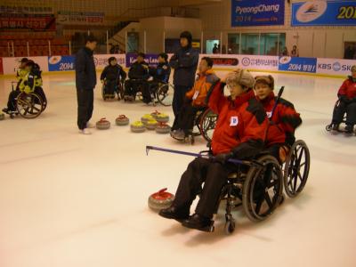 휠체어컬링 경기 참가 선수들이 순서를 기다리고 있다. ⓒ2007 welfarenews