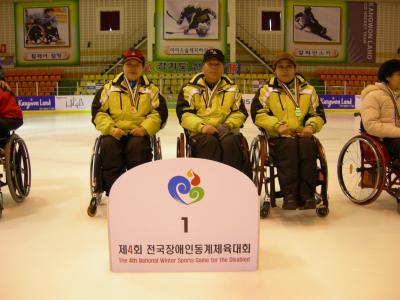 휠체어 컬링 경기에서 1위를 차지한 서울팀이 시상식에서 포즈를 취하고 있다. <신상호 기자> ⓒ2007 welfarenews