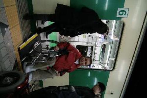 지난 12일 열린 서울시의원 장애체험 행사에서 참가 의원이 지하철에서 하차하고 있다.<사진 제공/서울장애인자립생활센터> ⓒ2007 welfarenews