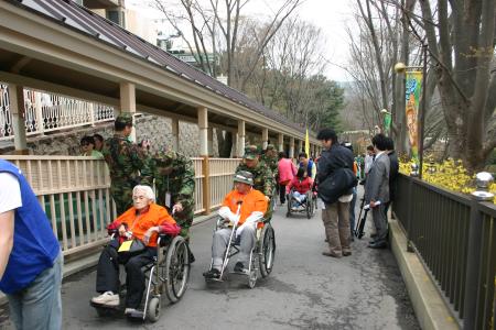 휠체어 탄 장애인들을 도와주는 국군장병들. ⓒ2007 welfarenews