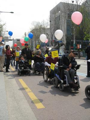 기자 회견에 이어 열린 제2회 휠체어 걷기 대회 모습<신상호 기자> ⓒ2007 welfarenews