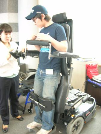 장애인보조기구를 체험해 보고있는 학생 참가자 ⓒ2007 welfarenews