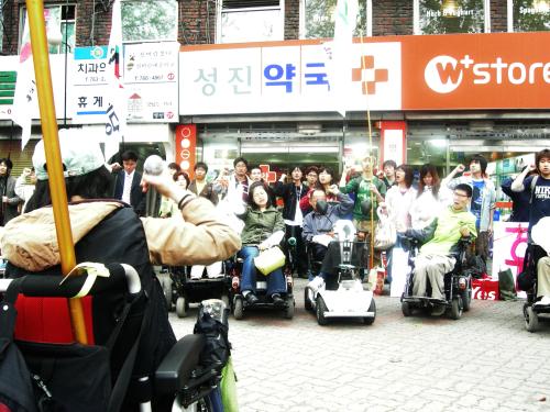 5월 1일 노동절을 맞아 열린 차별쳘폐결의대회에는 80여명의 장애ㆍ비장애인이 참석했다.
 ⓒ2007 welfarenews