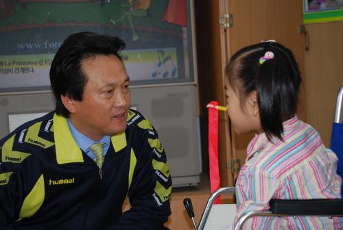 안민석 의원과 성심학교 장애아동들이 즐거운 시간을 보냈다. ⓒ2007 welfarenews