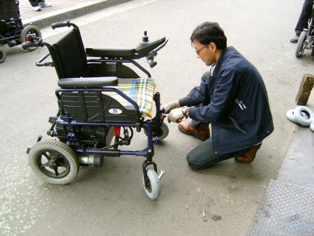 재활기구 전문 업체의 기사가 장애인 보장구를 수리해 주고 있다.  
 ⓒ2007 welfarenews