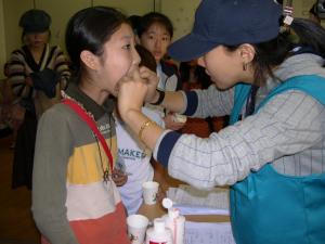 치카푸카 대작전에 참여한 어린이가 치과 진료를 받고 있다 ⓒ2007 welfarenews