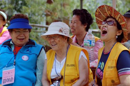 노인자원봉사 시연에서는 노인자원봉사단들이 거동이 불편한 어르신을 모시고 즐거운 시간 보내기를 했다 ⓒ2007 welfarenews