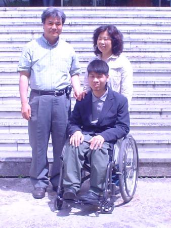 뇌성마비 1급의 성규씨와 송씨 부부, 주현씨는 결석으로 사진촬영에 함께 하지 못했다.
            ⓒ2007 welfarenews