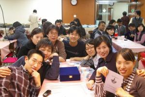 한국외국인근로자지원센터에서 수료증을 이수한 자원봉사자들이 기뻐하고 있다. ⓒ2007 welfarenews