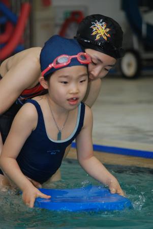 '헨켈수영클래스'에 참여한 장애아동의 모습 사진제공/서대문장애인종합복지관 ⓒ2007 welfarenews