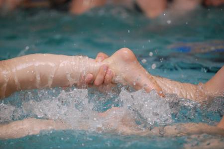 수영강사에게서 수영을 배우며 강사의 지시를 따르는 법을 배운다. ⓒ2007 welfarenews