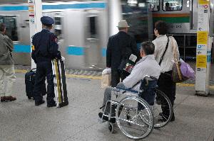 주변의 도움을 받고 편리하게 지하철을 타는 일본의 장애인들 ⓒ2007 welfarenews