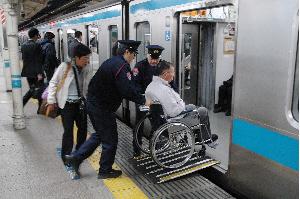 장애인이 지하철을 탈 때 도와주는 일본인들의 모습 ⓒ2007 welfarenews